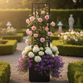 Moderner brauner Blumenkasten mit Spalier für Garten und Terrasse, üppig bepflanzt mit Rosen und Sommerblumen, hochwertige Outdoor-Dekoration