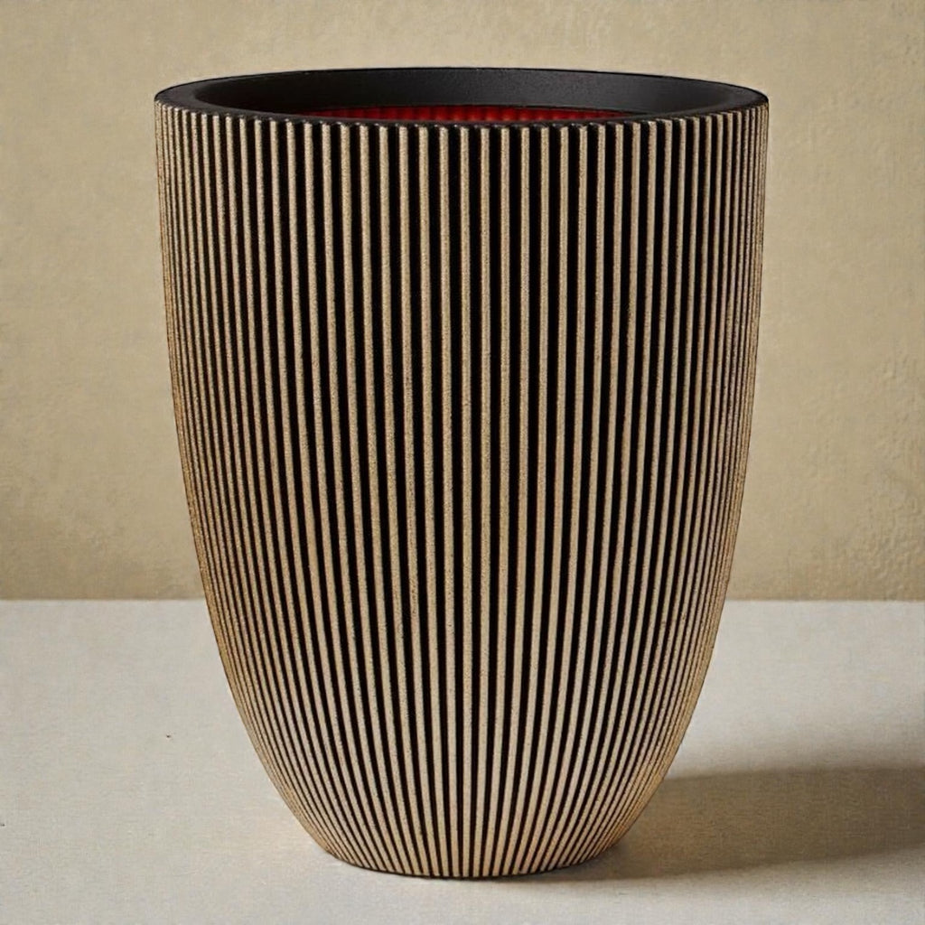 Hoher, runder Blumentopf in Beige mit feiner Rillenstruktur – elegantes Design für moderne Wohn- und Außenbereiche.