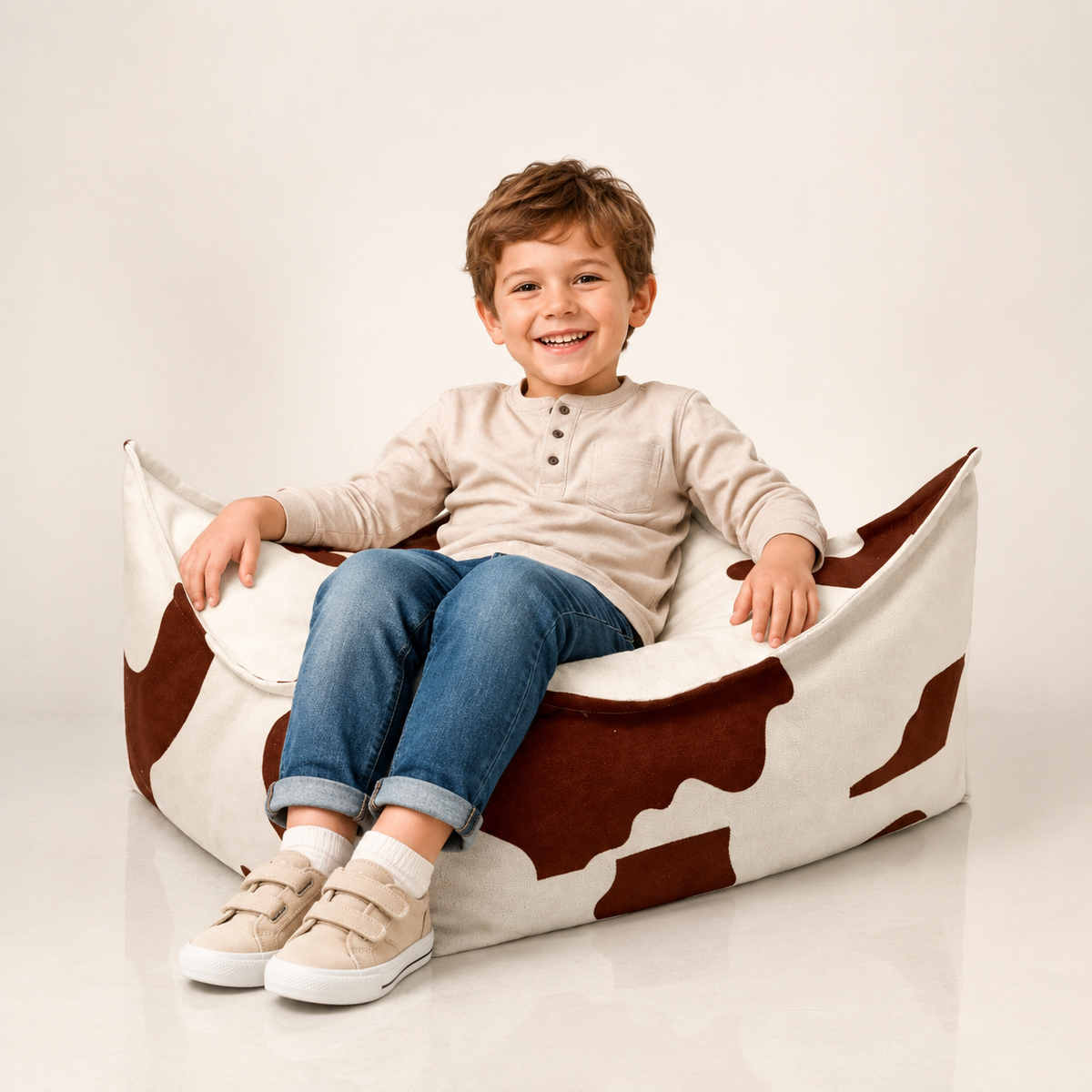 Kinder-Sitzsack eckig Kuh mit Kind im Studio – bees&blooms