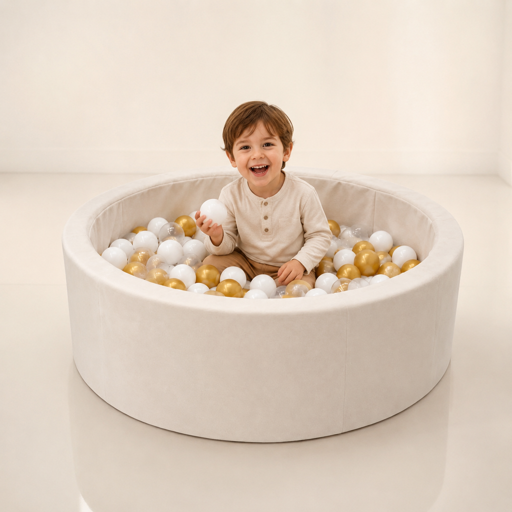 Rundes Bällebad Beige mit goldenen und weißen Bällen mit Kind im Studio – bees&blooms
