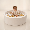 Rundes Bällebad Beige mit goldenen und weißen Bällen mit Kind im Studio – bees&blooms