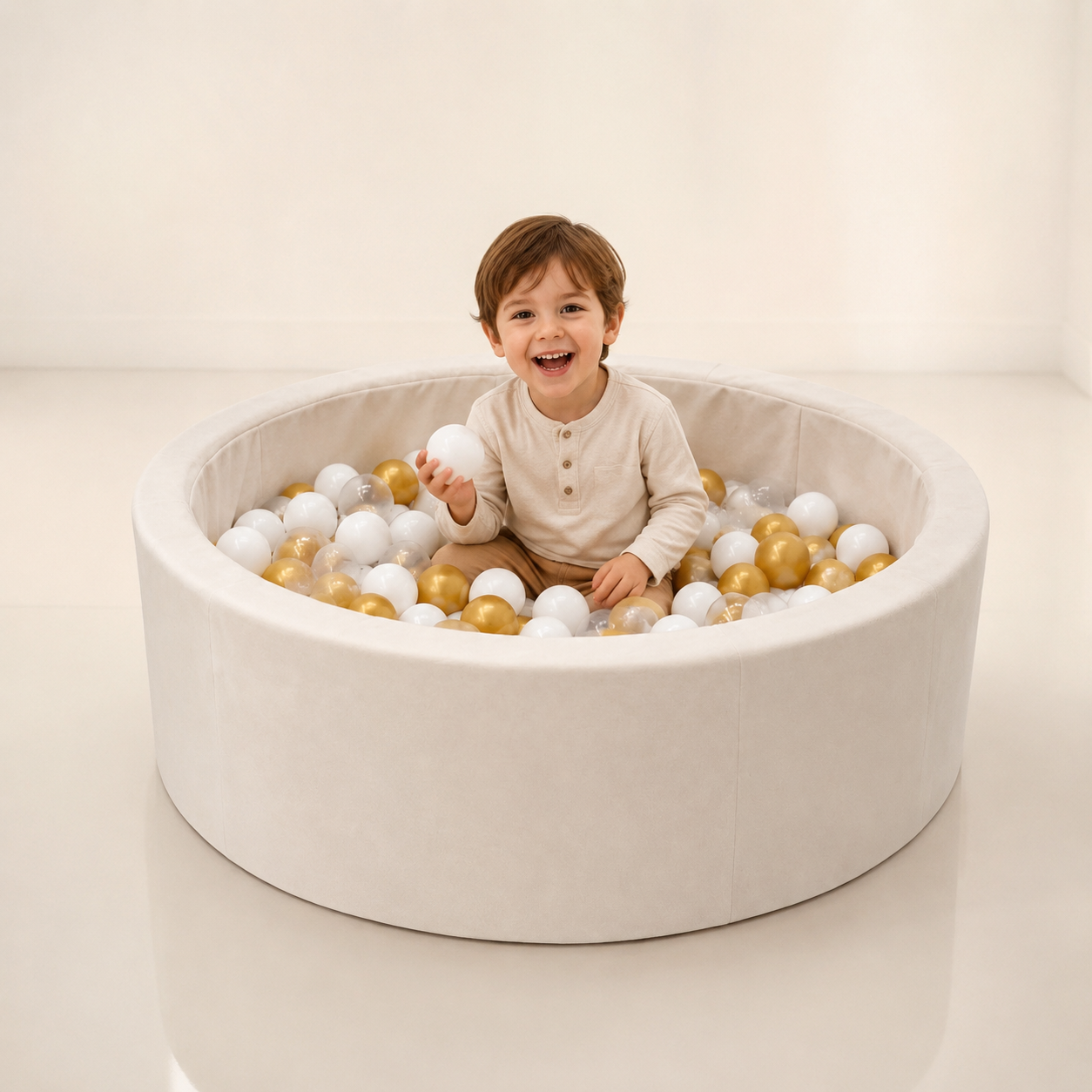 Rundes Bällebad Beige mit goldenen und weißen Bällen mit Kind im Studio – bees&blooms