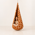 Kokonschaukel Giraffe mit Kind im Studio – bees&blooms