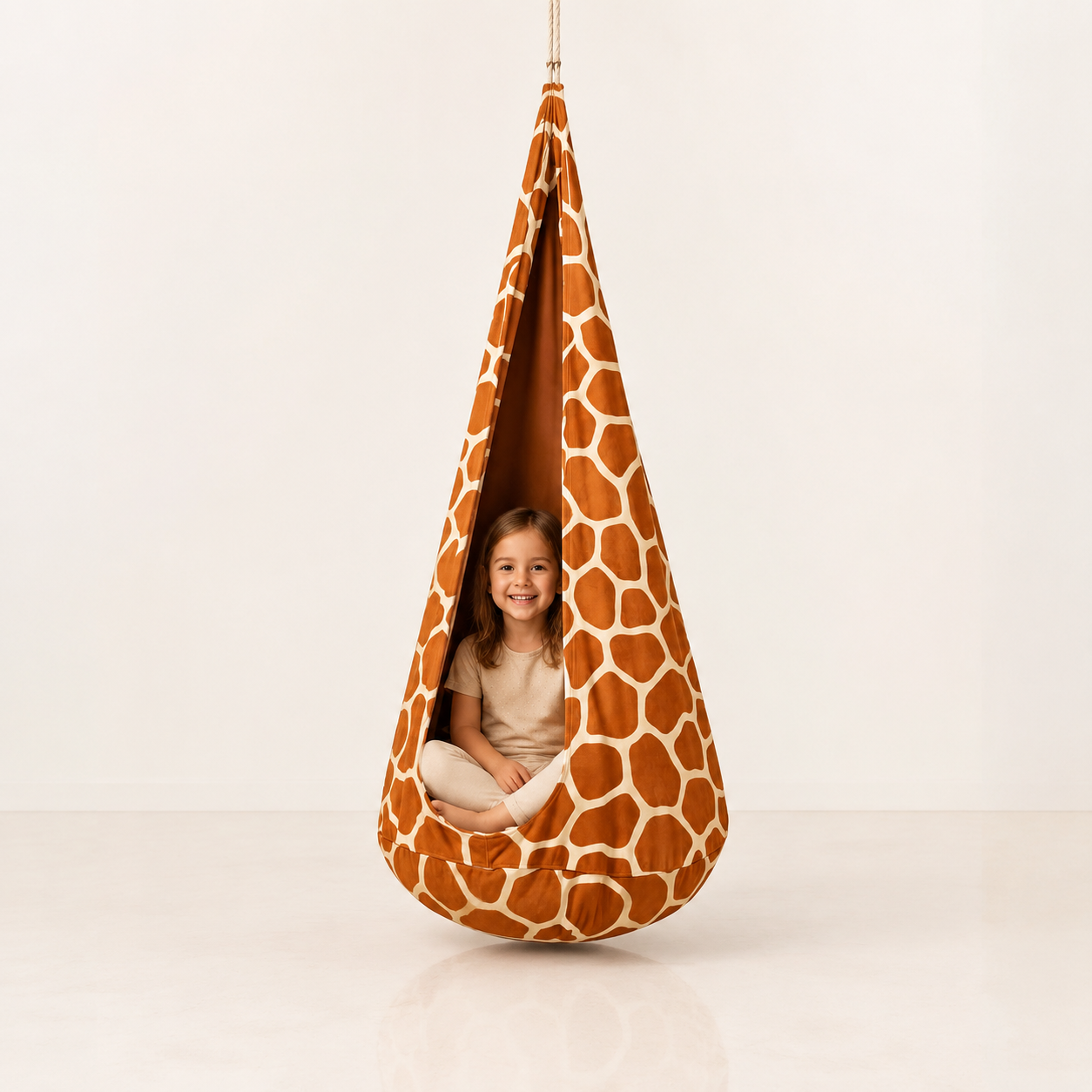Kokonschaukel Giraffe mit Kind im Studio – bees&blooms