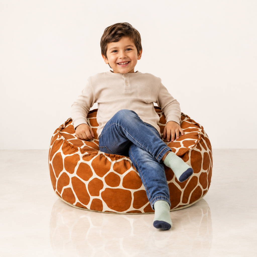 Kinder-Sitzsack Giraffe mit Kind im Studio – bees&blooms