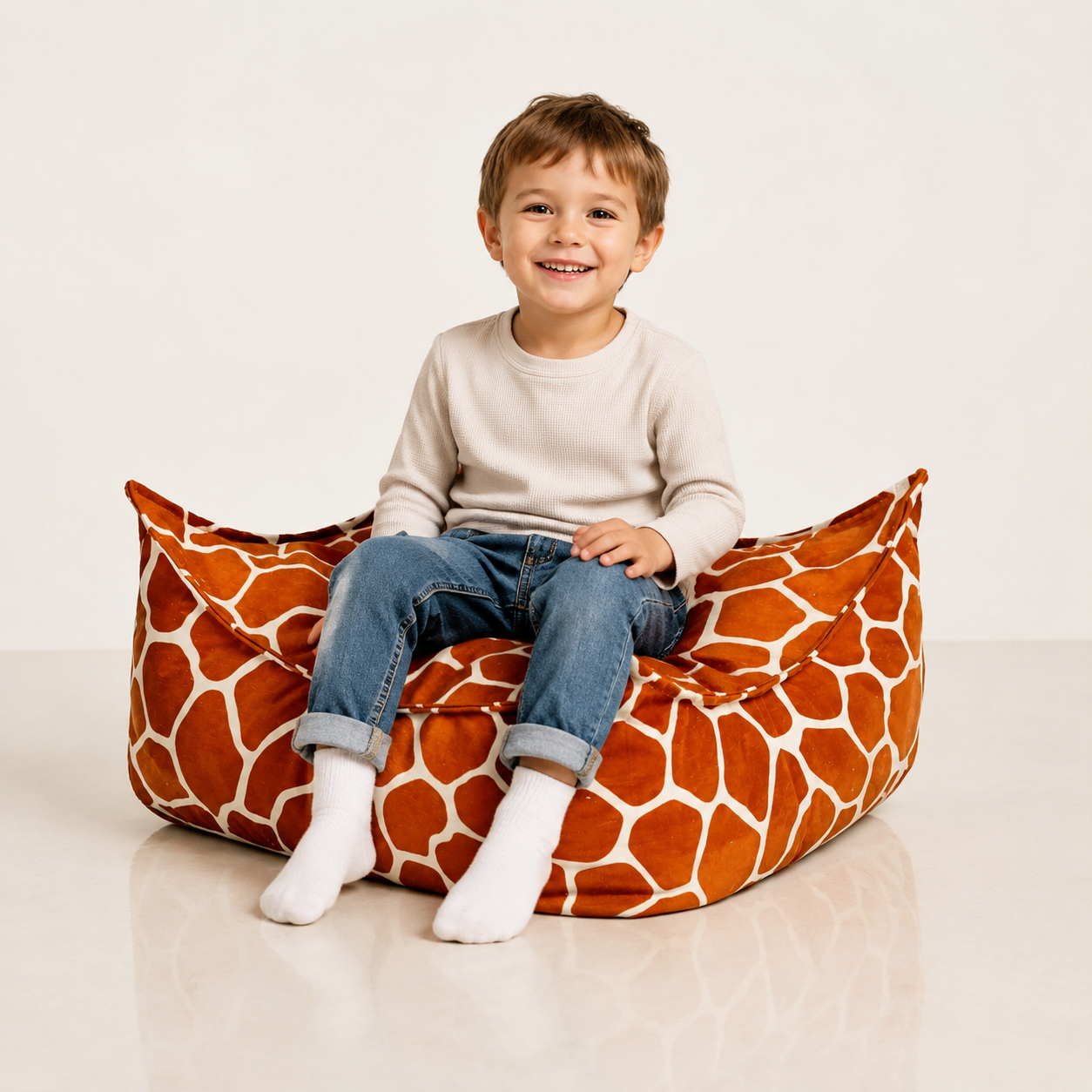 Kinder-Sitzsack eckig Giraffe mit Kind im Studio – bees&blooms