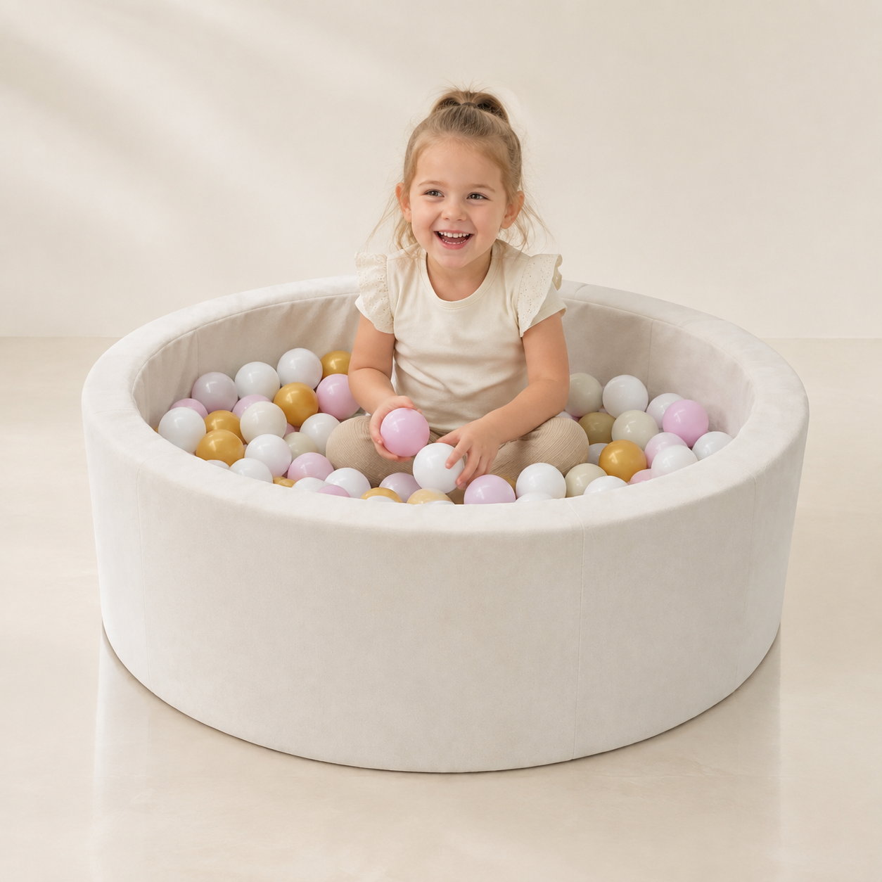 Rundes Bällebad Beige mit Pastellbällen mit Kind im Studio – bees&blooms