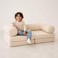 HoneyHug modulares Kindersofa – Teddy-Creme mit Kind im Studio – bees&blooms