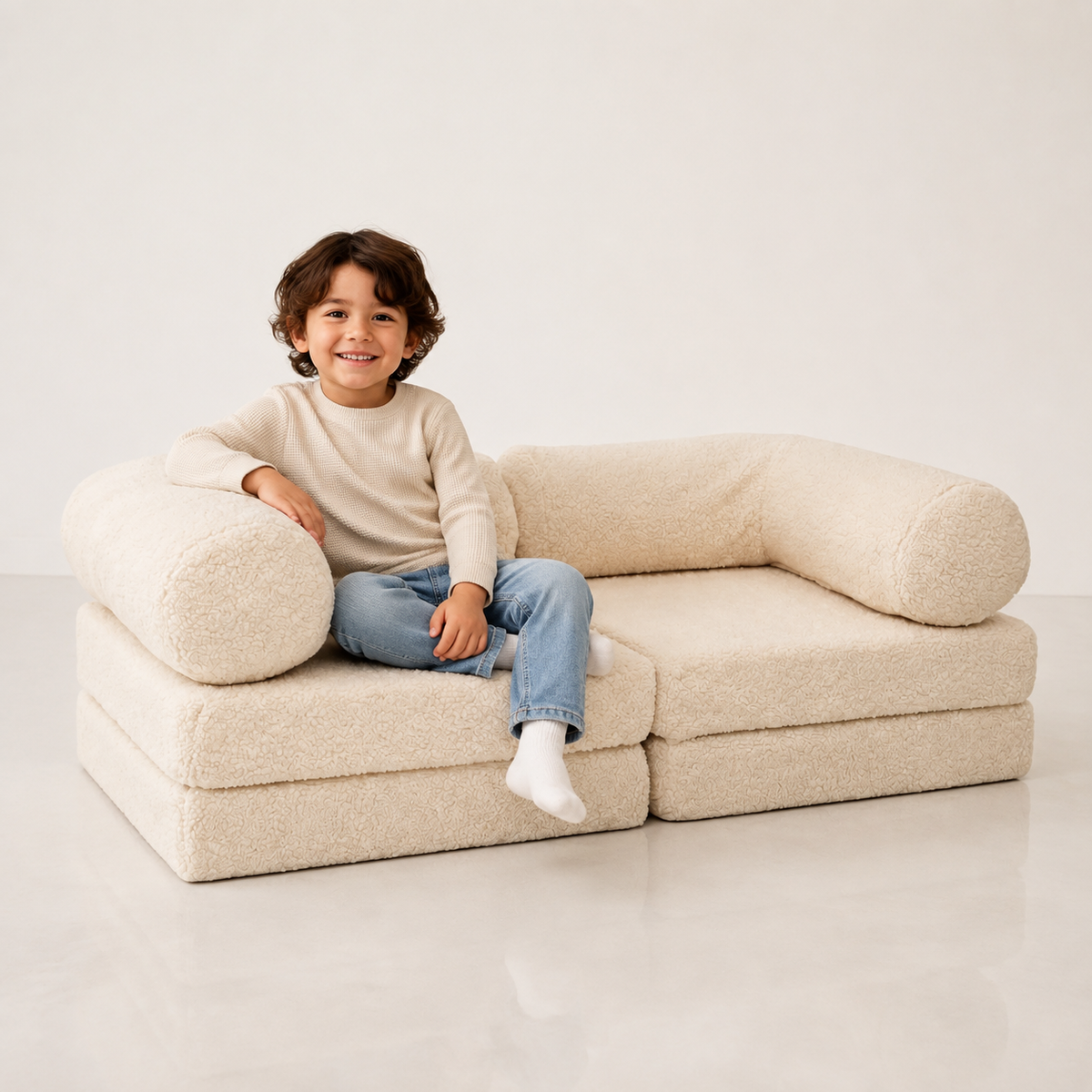 HoneyHug modulares Kindersofa – Teddy-Creme mit Kind im Studio – bees&blooms
