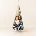 Kokonschaukel Zebra mit Kind im Studio – bees&blooms