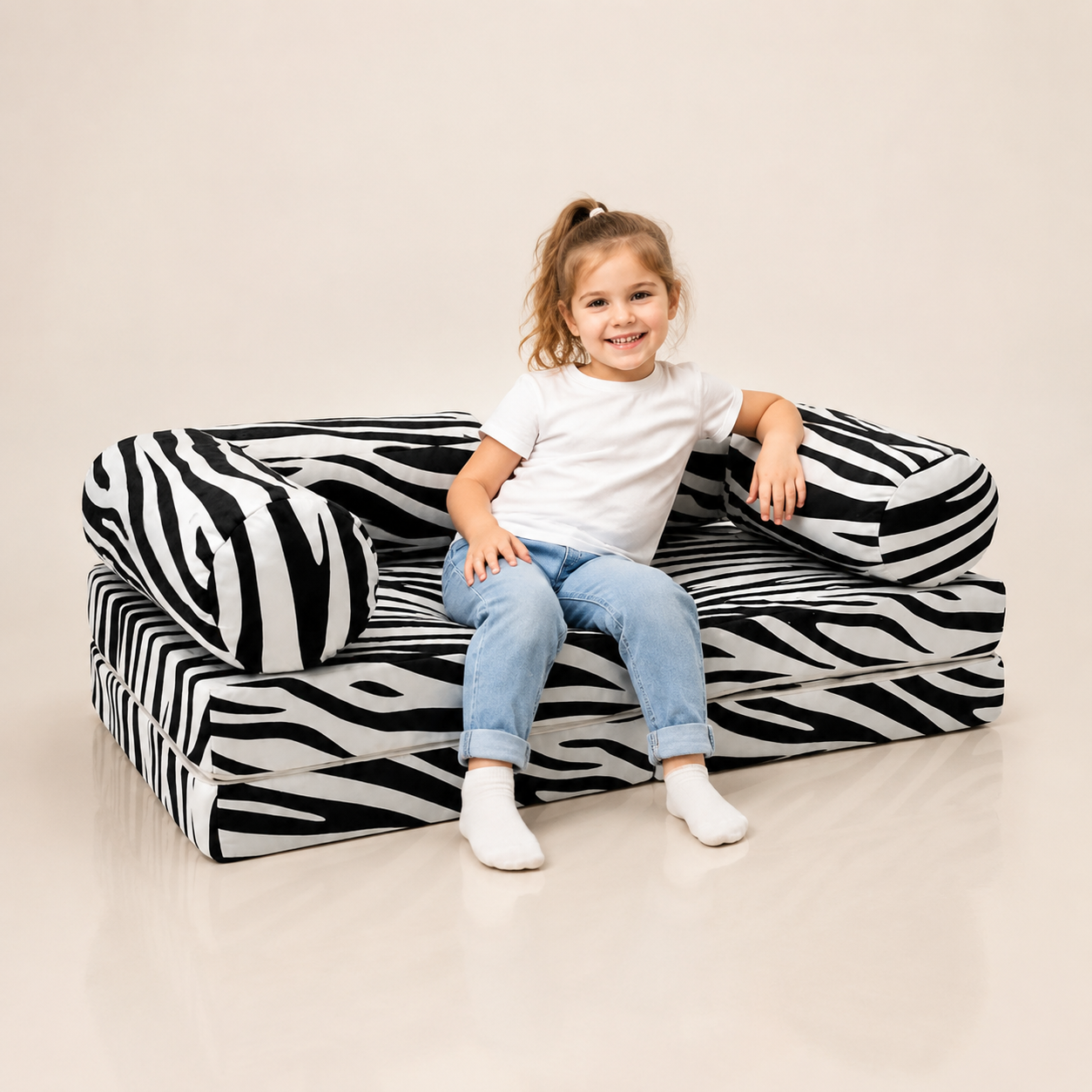 HoneyHug modulares Kindersofa – Zebra mit Kind im Studio – bees&blooms