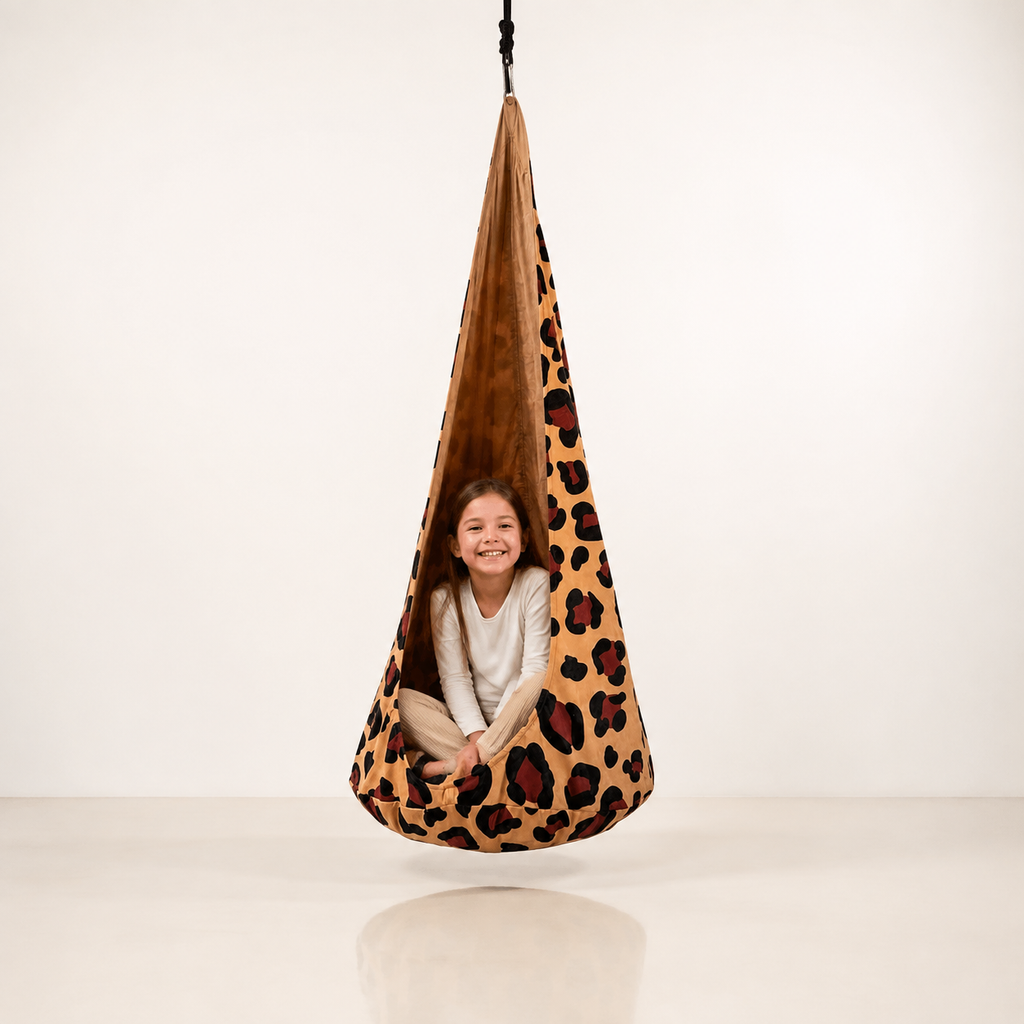Kokonschaukel Leopard XXL mit Kind im Studio – bees&blooms