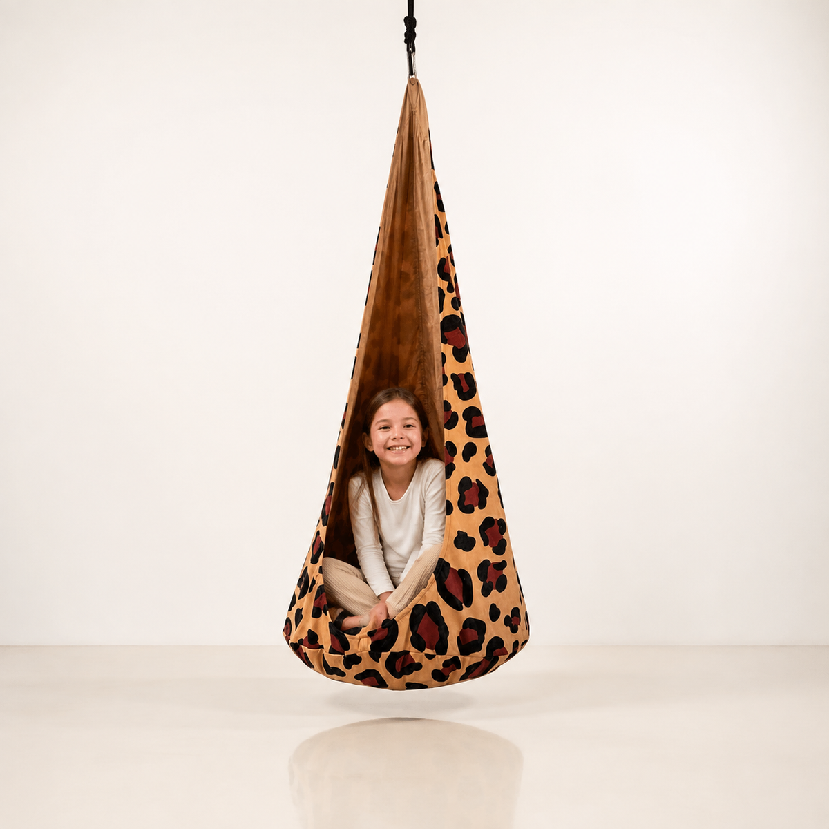 Kokonschaukel Leopard XXL mit Kind im Studio – bees&blooms