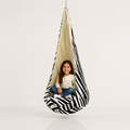 Kokonschaukel Zebra XXL mit Kind im Studio – bees&blooms