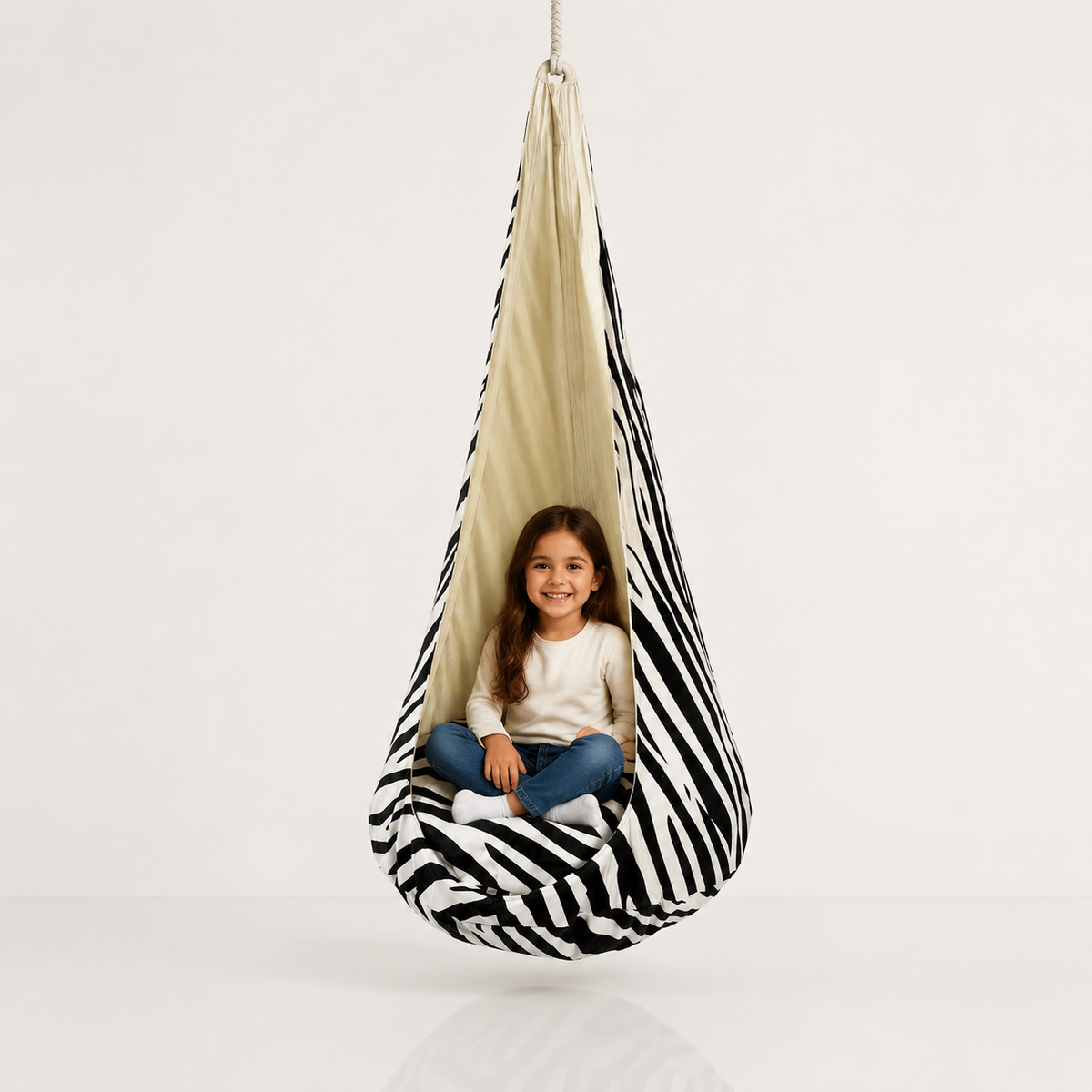 Kokonschaukel Zebra XXL mit Kind im Studio – bees&blooms