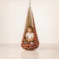 Kokonschaukel Giraffe XXL mit Kind im Studio – bees&blooms