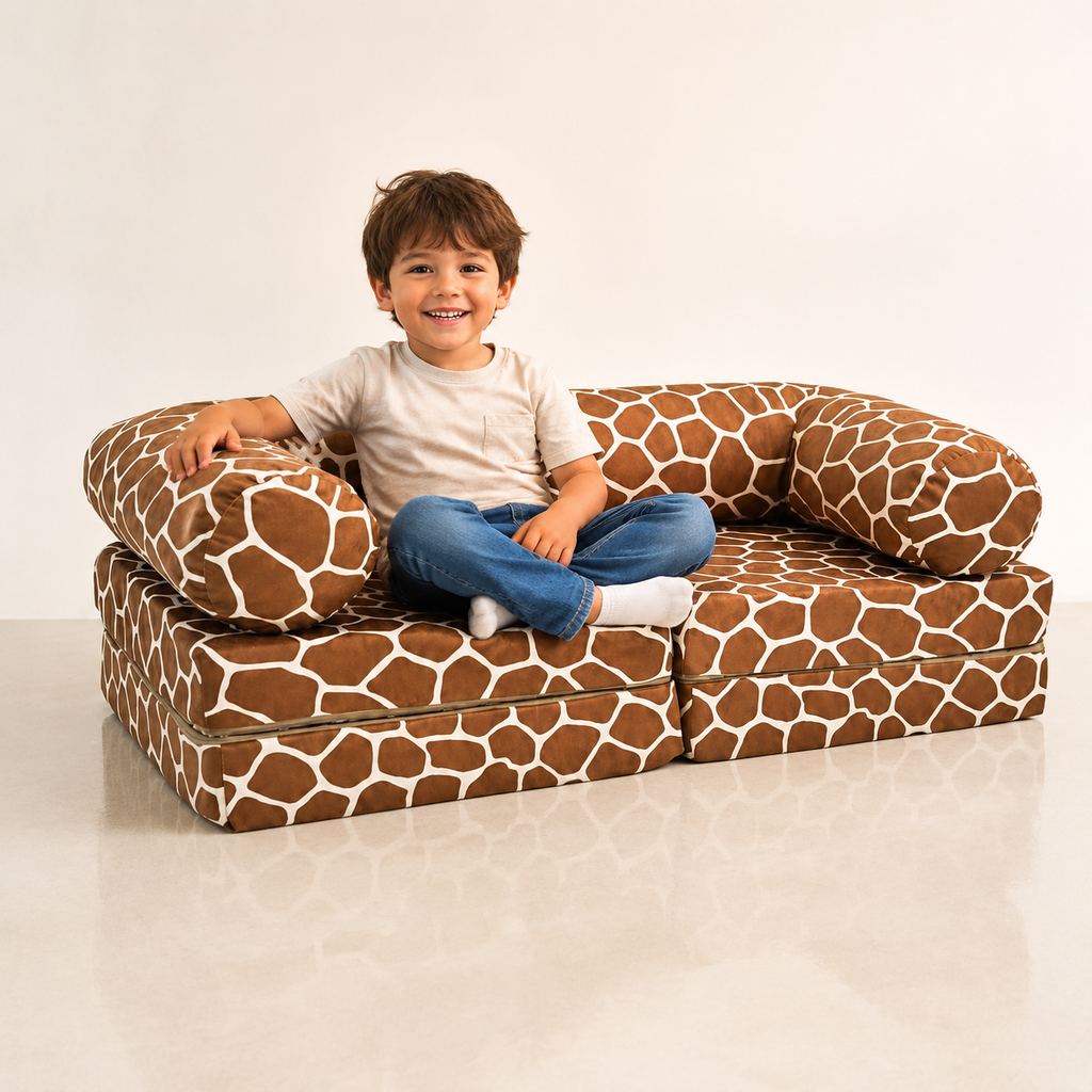 HoneyHug modulares Kindersofa – Giraffe mit Kind im Studio – bees&blooms