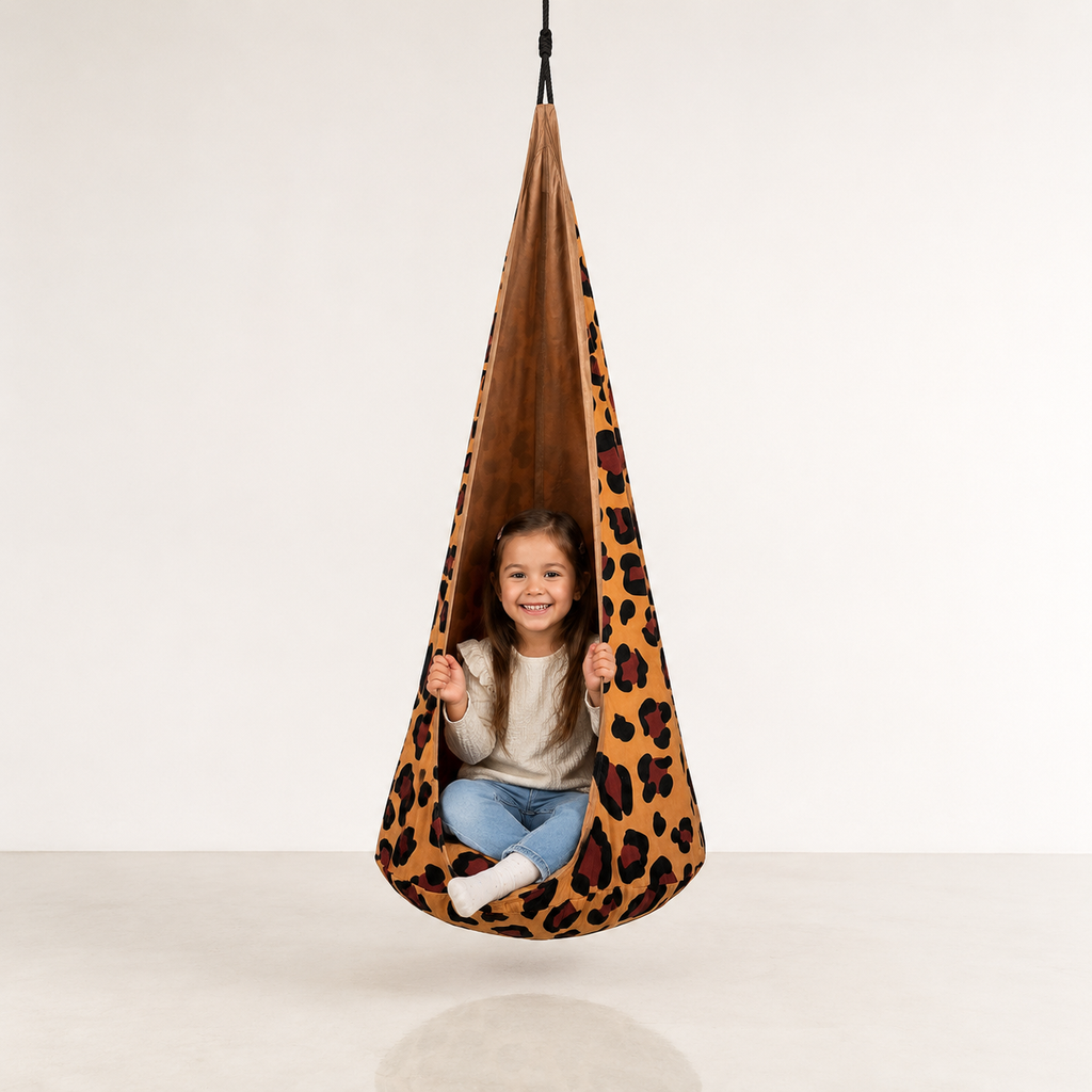 Kokonschaukel Leopard mit Kind im Studio – bees&blooms