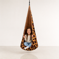 Kokonschaukel Leopard mit Kind im Studio – bees&blooms