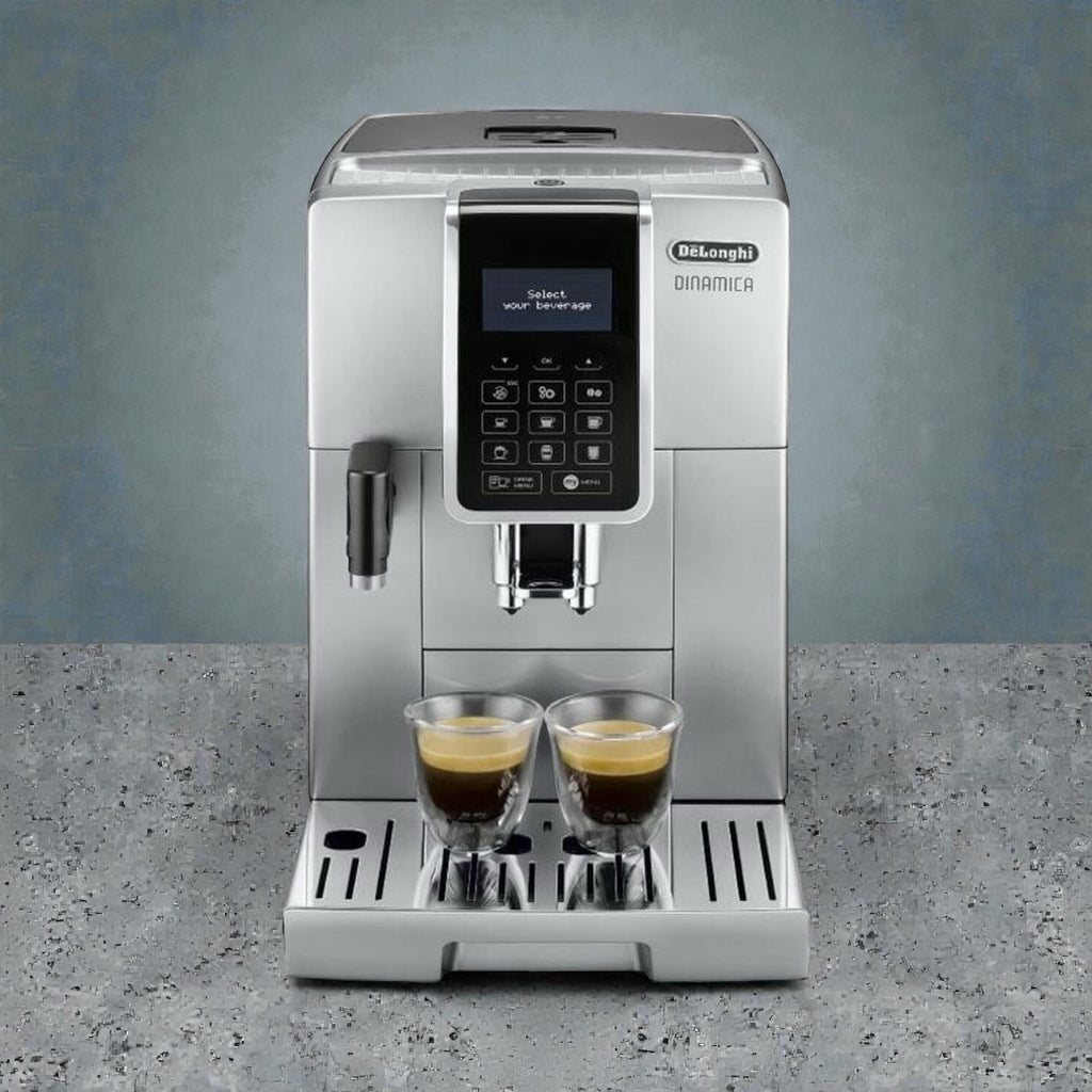 DeLonghi Dinamica Kaffeevollautomat in Silber mit zwei Espresso-Gläsern, moderner Kaffeeautomat für Zuhause