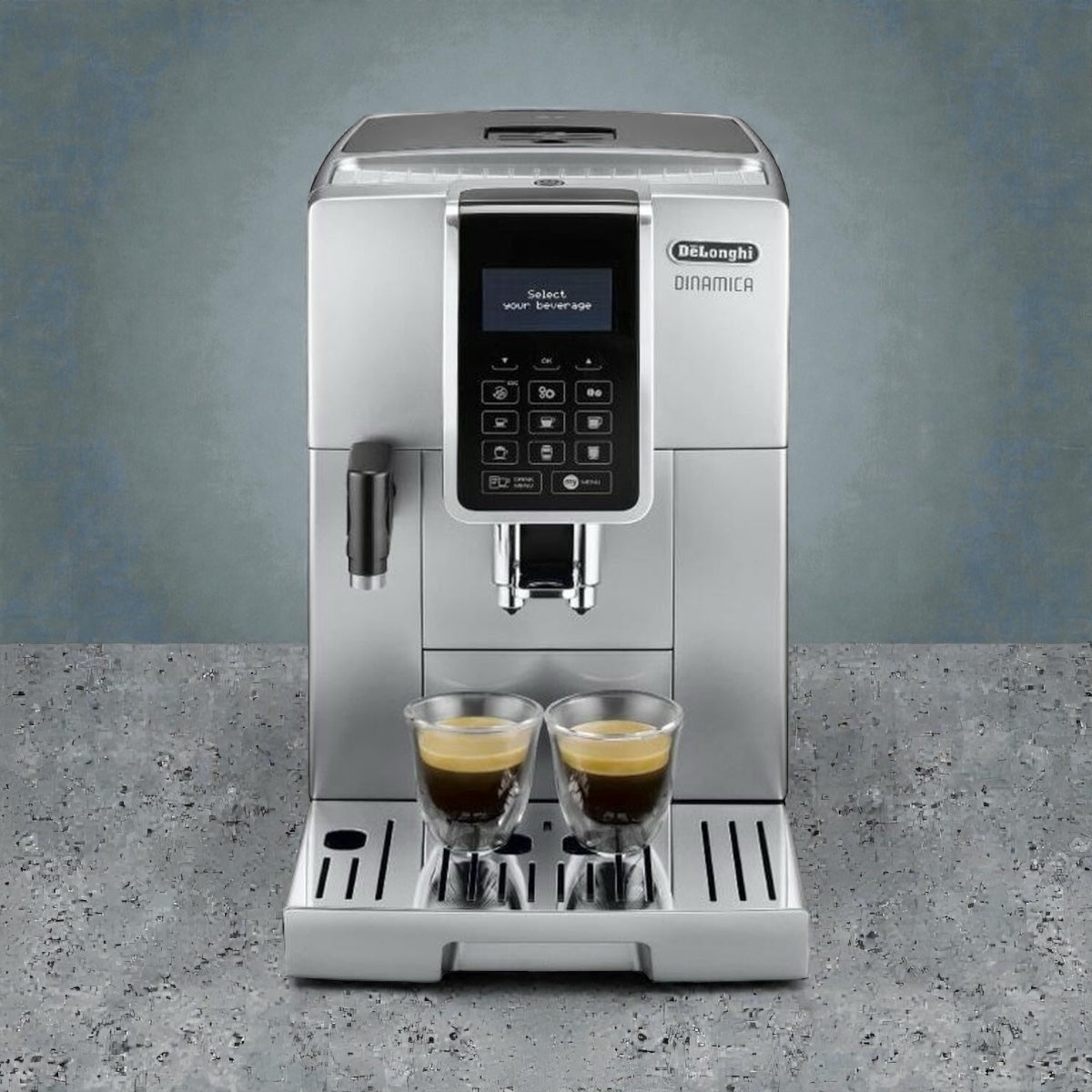 DeLonghi Dinamica Kaffeevollautomat in Silber mit zwei Espresso-Gläsern, moderner Kaffeeautomat für Zuhause