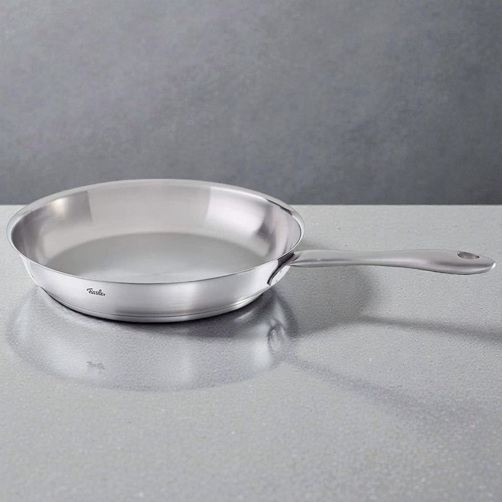 Edelstahlpfanne mit ergonomischem Griff, ideal zum Braten und Anbraten auf allen Herdarten