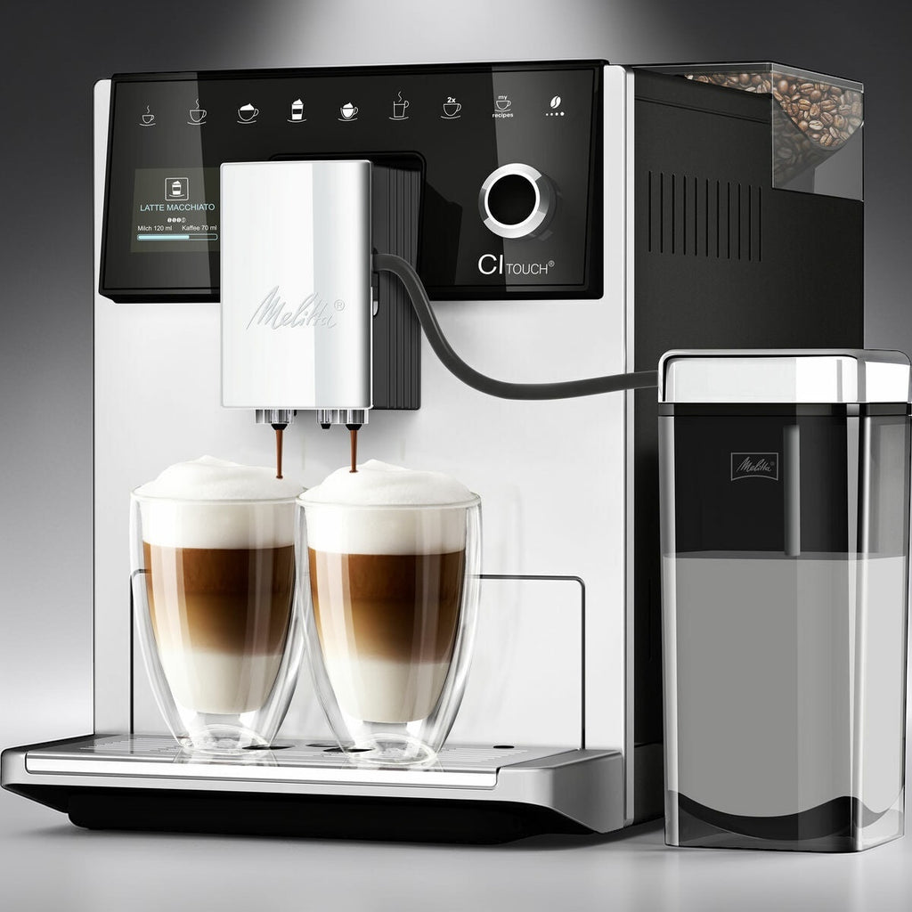 Hochwertiger Kaffeevollautomat mit Milchbehälter und Tasse – elegante Kaffeemaschine für Cappuccino und Latte Macchiato im modernen Haushalt