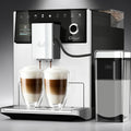 Hochwertiger Kaffeevollautomat mit Milchbehälter und Tasse – elegante Kaffeemaschine für Cappuccino und Latte Macchiato im modernen Haushalt