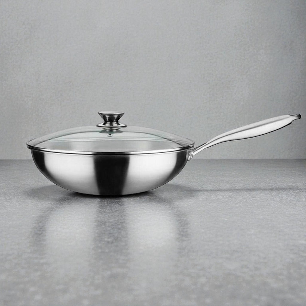 Edelstahlpfanne mit Glasdeckel auf neutralem Hintergrund – hochwertige Pfanne für modernes Kochen