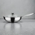 Edelstahlpfanne mit Glasdeckel auf neutralem Hintergrund – hochwertige Pfanne für modernes Kochen