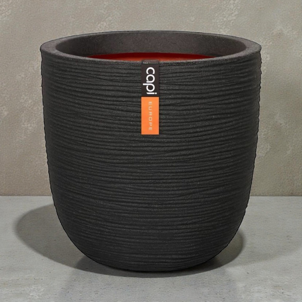 Runder Blumentopf in Anthrazit mit strukturierter Oberfläche – modernes, hochwertiges Design für stilvolle Innen- und Außenbereiche.