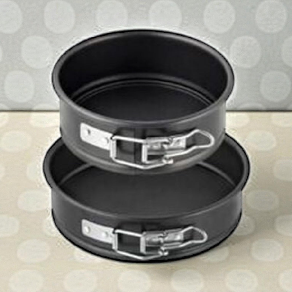 Set aus zwei runden Springformen aus Metall mit Antihaftbeschichtung und Spannverschluss, ideal für Kuchen und Torten