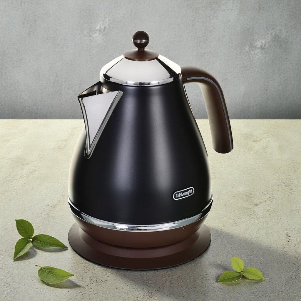 Eleganter De’Longhi Wasserkocher in Schwarz mit edlen Akzenten – zeitloses Design für stilvolle Küchen.