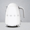 Minimalistischer Smeg Wasserkocher in Weiß – ikonisches Design trifft auf hochwertige Edelstahl-Details.
