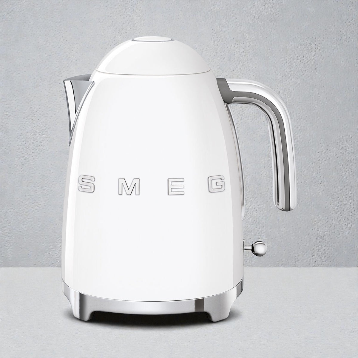 Minimalistischer Smeg Wasserkocher in Weiß – ikonisches Design trifft auf hochwertige Edelstahl-Details.