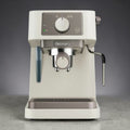 De’Longhi Espressomaschine in Cremefarbe mit Dampfdüse und Wassertank, kompakte Kaffeemaschine für Espresso und Cappuccino zu Hause.
