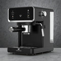 Moderne Espressomaschine Continental Edison mit Digitaldisplay und Dampfdüse – stilvolle Kaffeemaschine für Espresso und Cappuccino zu Hause.