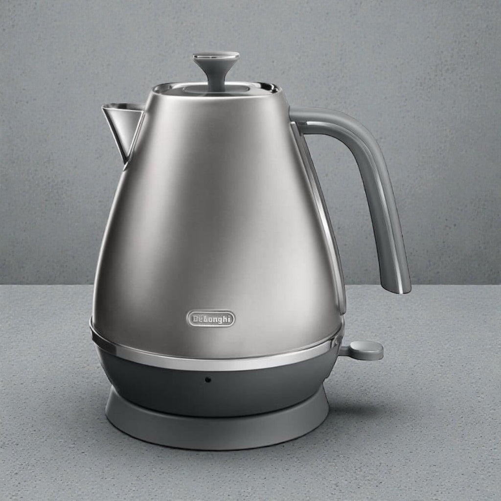 Eleganter De’Longhi Wasserkocher in Grau mit mattem Edelstahl-Finish – zeitloses Design für moderne Küchen.