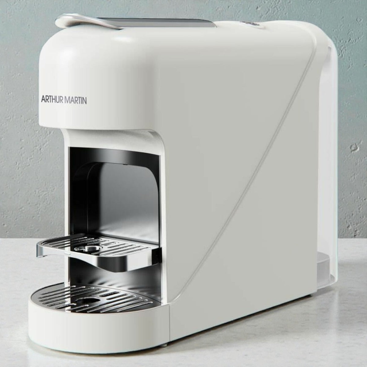 Kompakte weiße Kapsel-Kaffeemaschine von Arthur Martin auf Küchenarbeitsplatte, modernes minimalistisches Design für schnellen Espresso zu Hause.