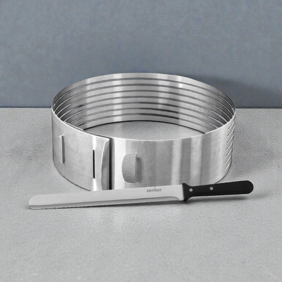 Verstellbarer Tortenring aus Edelstahl mit glatter Oberfläche, inklusive Tortenmesser zum Schneiden und Schichten von Kuchen