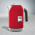 Stilvoller Kenwood kMix Wasserkocher in Rot – ikonisches Design mit hochwertigen Edelstahl-Details.