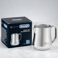 DeLonghi Milchaufschäumkanne aus Edelstahl mit Verpackung – Barista Milchkanne für Cappuccino, Latte Macchiato und Milchschaum