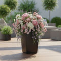 Schwarzer Pflanzkübel mit Blumen elegante Terrassen Dekoration