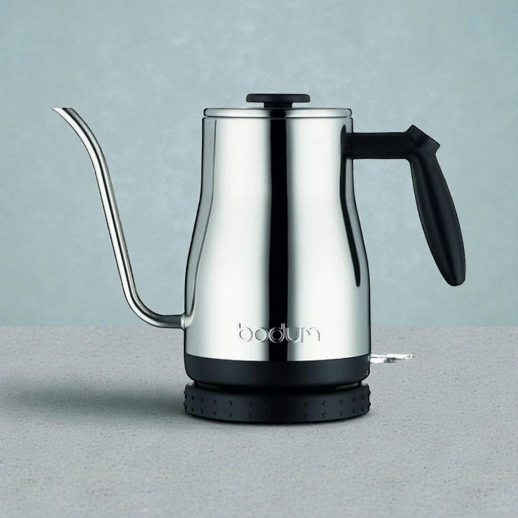 Minimalistischer Wasserkocher aus Edelstahl mit Schwanenhals-Ausguss – präzises Ausgießen und modernes Design.