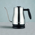 Minimalistischer Wasserkocher aus Edelstahl mit Schwanenhals-Ausguss – präzises Ausgießen und modernes Design.