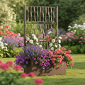 Moderner Garten Pflanzkasten mit Rankgitter, gefüllt mit bunten Blumen und Rosen im Sommergarten