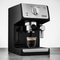 DeLonghi Siebträgermaschine bereitet frischen Espresso zu – kompakte Espressomaschine für Zuhause mit klassischem Design