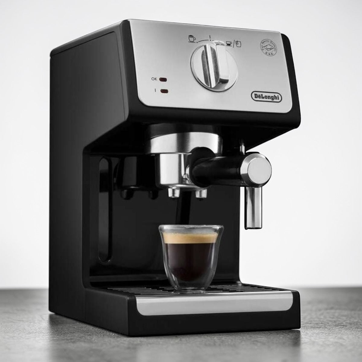 DeLonghi Siebträgermaschine bereitet frischen Espresso zu – kompakte Espressomaschine für Zuhause mit klassischem Design