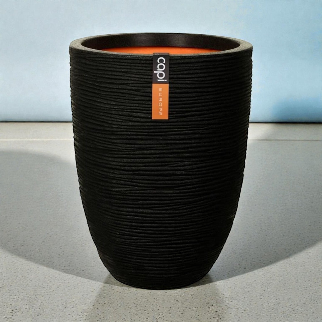 Hoher Blumentopf in Schwarz mit horizontaler Struktur – modernes, robustes Design für stilvolle Innen- und Außenbereiche.