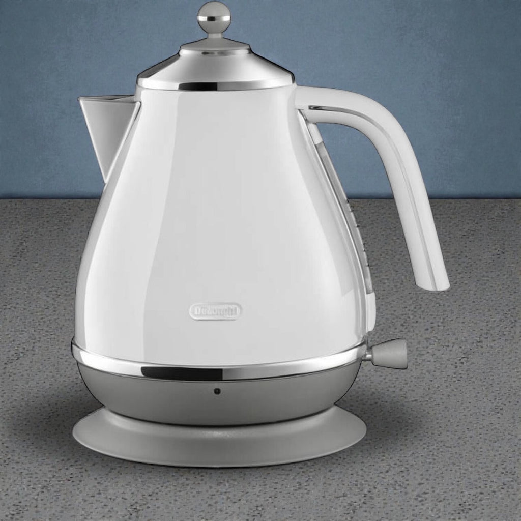 Eleganter De’Longhi Wasserkocher in Weiß mit hochwertigen Edelstahl-Details – zeitloses Design für jede Küche.